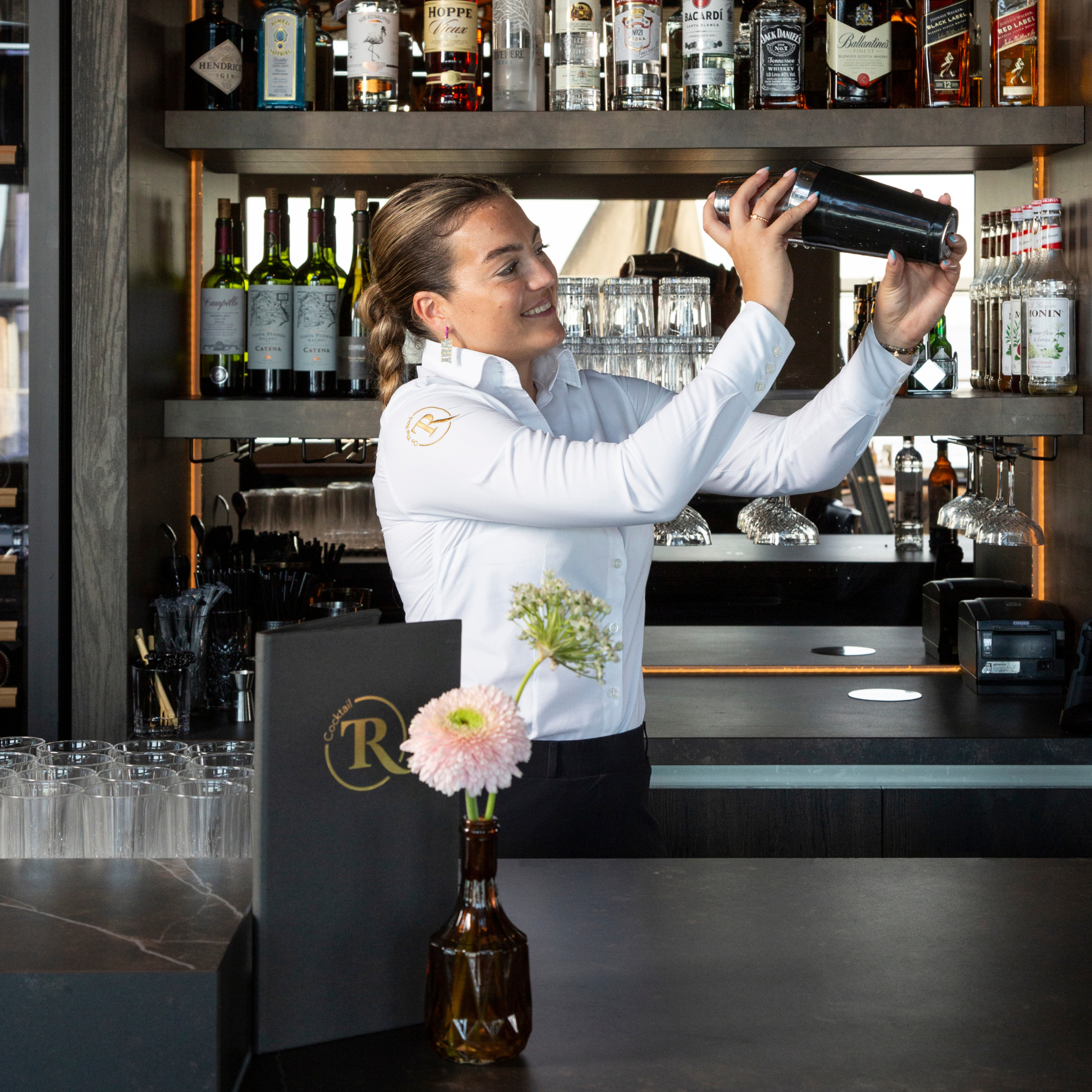 Cocktail shakende bartender
